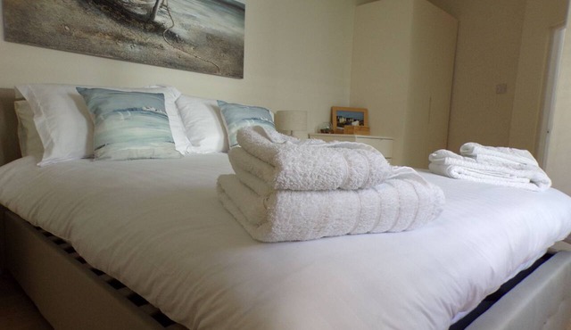 Luxury Ground Floor Apartment opposite the Beach