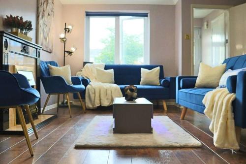 Luxury Heathrow Modern House with Parking & Fast WiFi