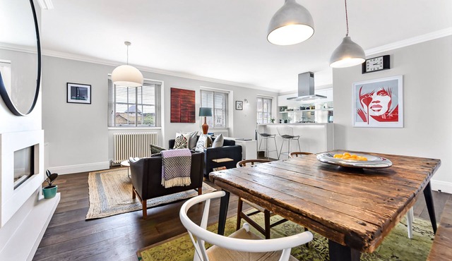 Luxury Hi End Georgian Apartment in sought after central location
