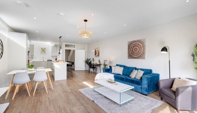 Luxury Hillside Home in Purley with Ensuites, Balconies & Garden