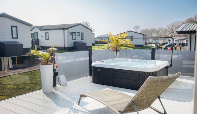 Luxury Hot Tub Lodge - Highcliffe Meadow