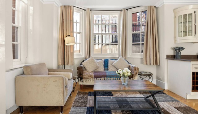 Luxury Knightsbridge 3 Bed 3 Bath + Patio