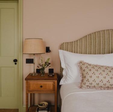 Luxury Landmark Stay in the Cotswolds with terrace & parking