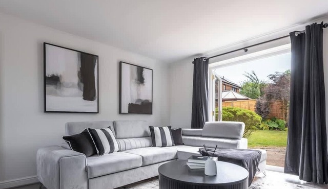 Luxury Milton Keynes Home: Garden & Free Parking