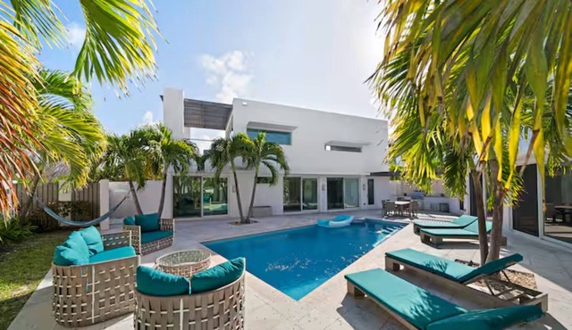 Luxury Pool Villa✨50 Steps Away From Jimmy Hill Beach✨Stunning Ocean Views