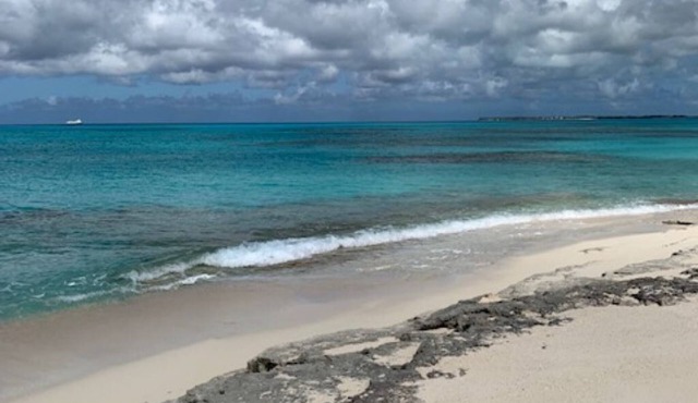 Luxury priv cozy 2-bedroom apart directly on beach within a large Home. Lg deck,