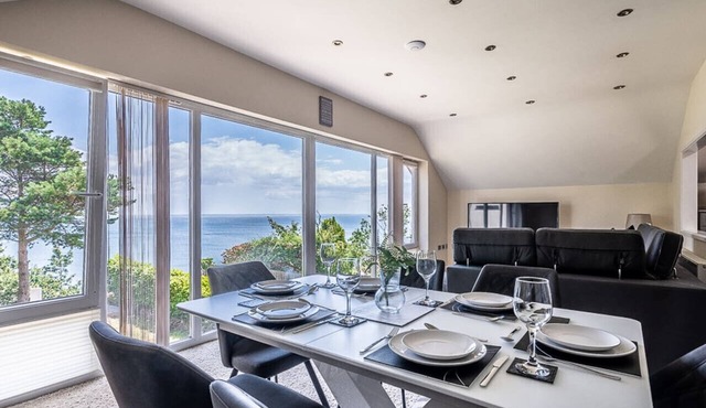 Luxury Quiet Apt Sleeps 6|Coastal Views & Sea View