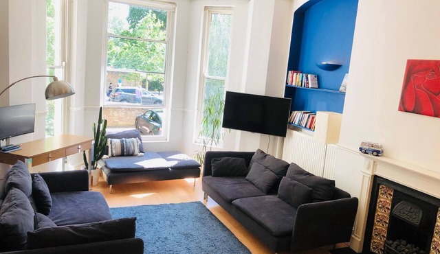 Luxury, Quiet, Central 1 bed apt, overlooking park, 5mins Ealing Stn Elzbth line