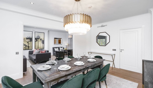 ' Luxury & Spacious AirCondisioned 4 Bed 4 Bath Apartment '