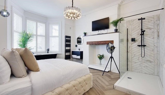 Luxury Suite with Private Bathroom - Beckett Suite
