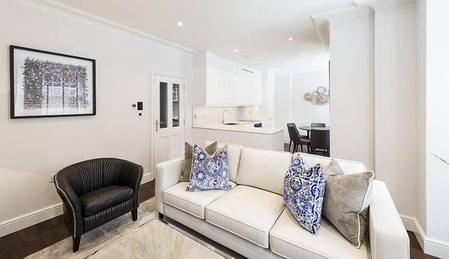 Luxury Three Bedroom Flat- (Lower Ground Floor)