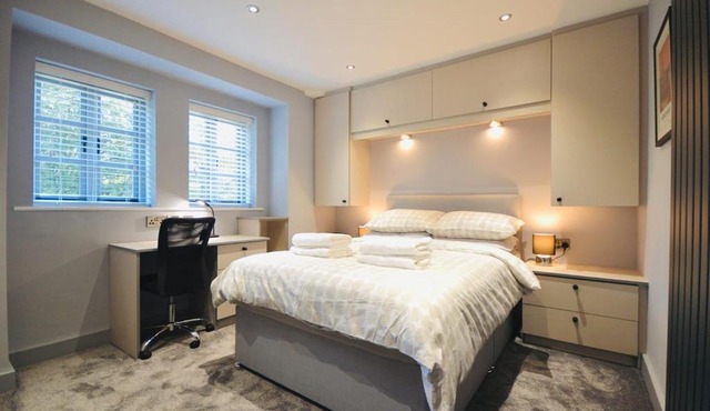 Luxury Two Bed Suite - Walk to Trentham Gardens!