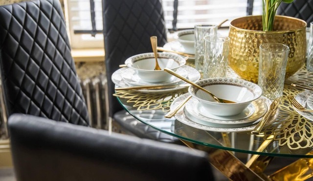 Luxury Versace Sleeps10, HotTub, Pool Table, SkyTV