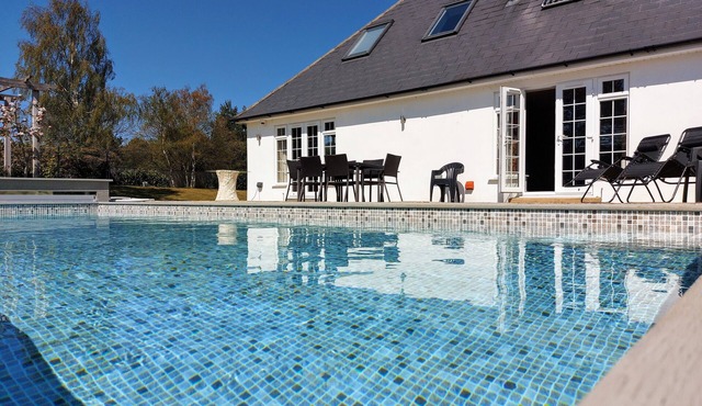 Luxury villa, amazing location, pool, jacuzzi, snooker, cinema & tennis court!