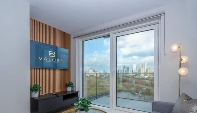 Luxury Waterfront 2BR - Free Gym Access & Parking