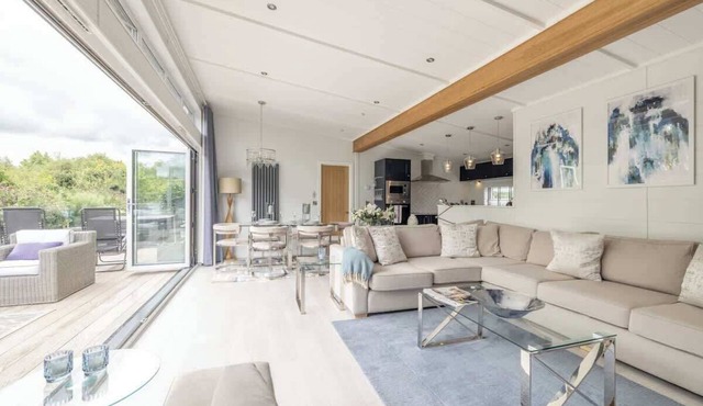 Luxury Windsor Marina Lodge| Hot Tub By Tempstay