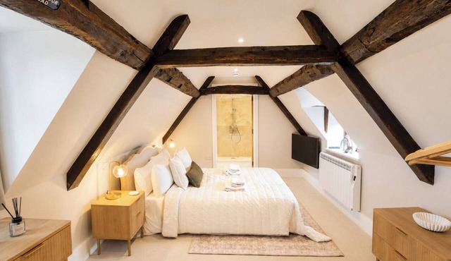 Lygon Lookout | Cotswolds Stay for 2 | Pet-friendly w/Roof Terrace
