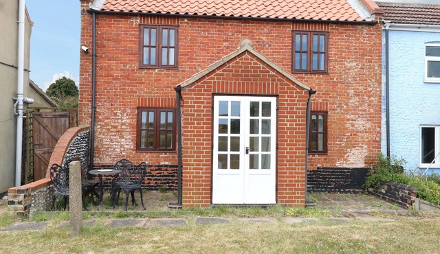 MABBY, character holiday cottage, with a garden in Caister-On-Sea