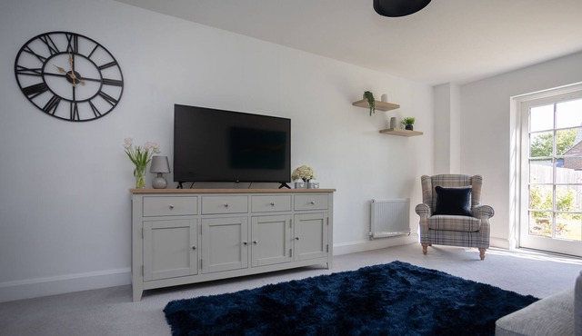 Magnificent 4-bed home with stunning views weekly/monthly discounts available