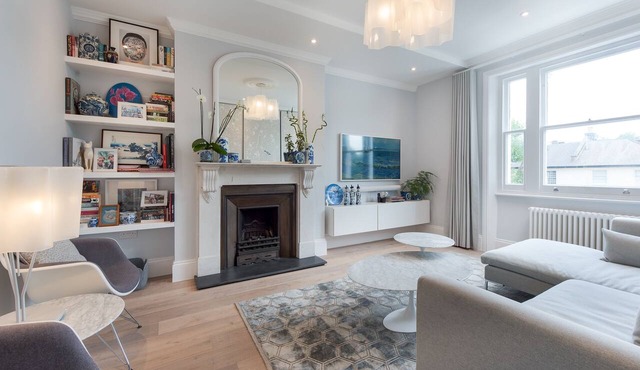 Maida Vale Elegance - Two Bedroom Apartment, Sleeps 6