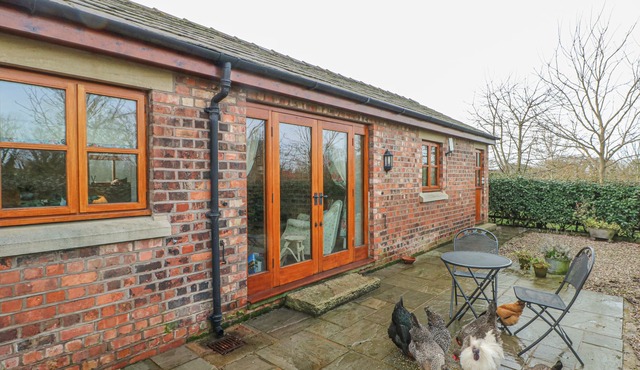MALTKILN COTTAGE AT CROOK HALL FARM, with a garden in Bispham Green