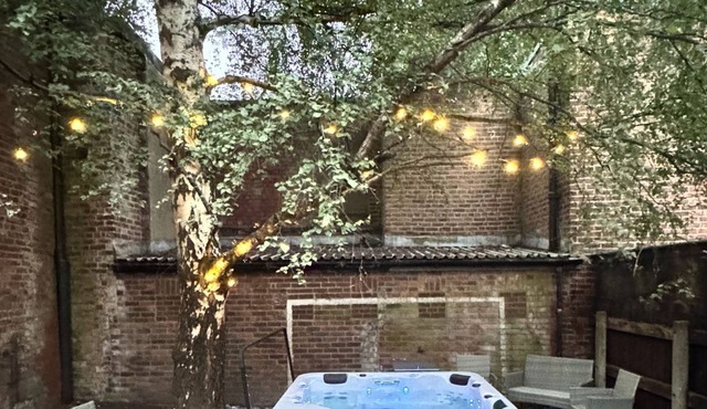 Manchester - City Centre - Hot Tub - Free Private Parking - Sleeps 8