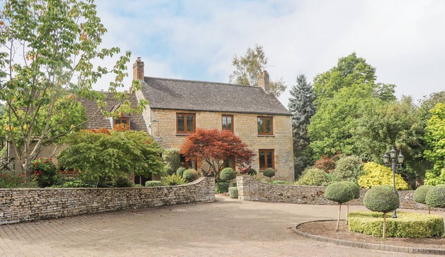 MANOR FARM, pet friendly, character holiday cottage in Winchcombe