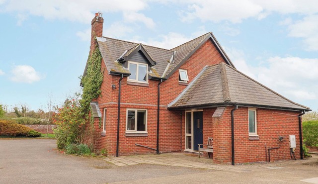 MANOR WOOD, pet friendly, luxury holiday cottage in Farndon