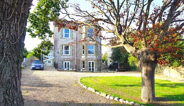 MANSION WITH SWIMMING POOL, GAMES ROOM, SEA VIEWS, SANDY BEACHES 2 MINS WALK