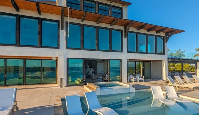Marina Beach Villa, private 70’ dock, restaurants & golf within walking distance