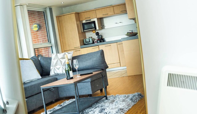 MARINA VIEW HAVEN- Stylish 2-Bedroom Retreat Near Excel London.