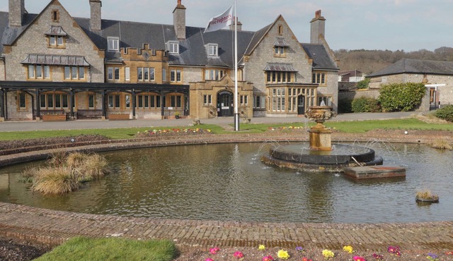 MARINE COURT SUITE, family friendly, with a garden in Littlehampton