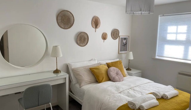 Marine Viewing 2 Bedrooms 2 Bathroom apartment. Free parking!