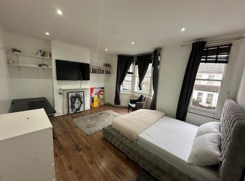 Massive cozy room with shared bathroom