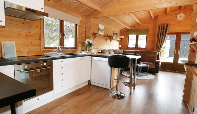 MAYFIELDS LODGE, family friendly, with a garden in Wem