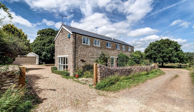 Meadow Cottage | Oxfordshire Holiday Let | 4 Beds & Sleeps 8