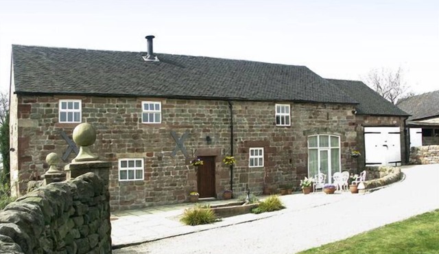 MEADOW PLACE, pet friendly, character holiday cottage in Ipstones