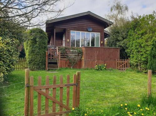 Meadow View Luxury Peak District lodge, hot tub, nr lake