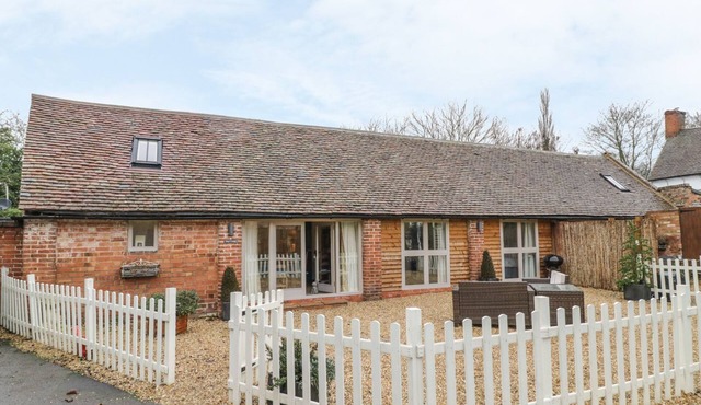 MEGS COTTAGE, with a garden in Tiddington