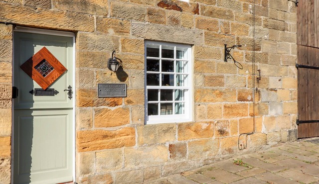 MICHAELMASS COTTAGE, romantic, character holiday cottage in Castleton