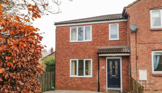 MIDDLECROFT, pet friendly, character holiday cottage in Strensall