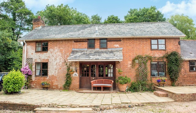 MILL COTTAGE, pet friendly, character holiday cottage in Aylesbeare
