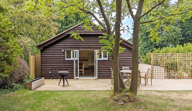 Millside, Bosham - a bungalow that sleeps 4 guests in 1 bedroom