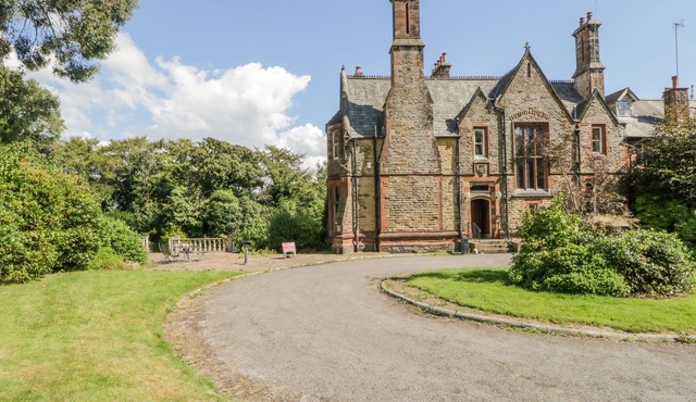MILLWOOD MANOR, pet friendly, with open fire in Dalton-In-Furness
