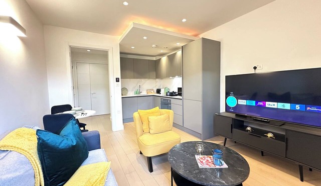 Modern 1 Bed Apartment in Brentford