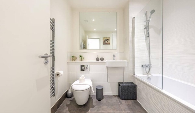 Modern 1 Bedroom Apartment center of Bedford