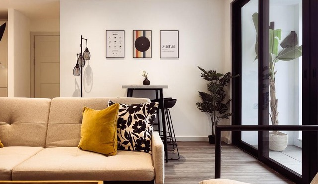 Modern 1-Bedroom Apartment near Kew Gardens with Free Parking & Workspace