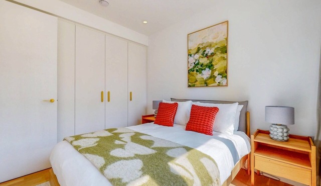 Modern 1BR Flat | Balcony & Near Tube | Pass the Keys