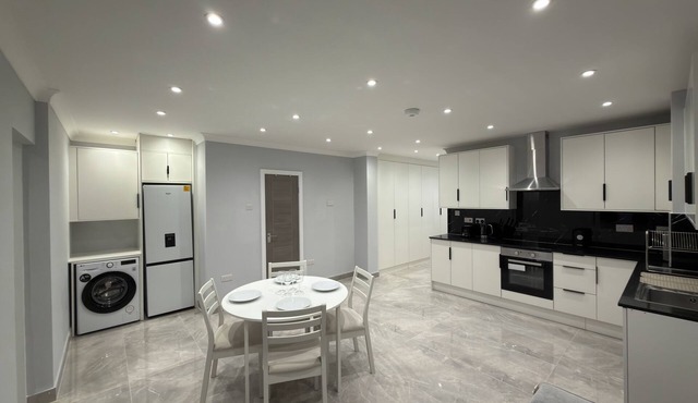 Modern 1BR Wembley | Free Parking | Best Location