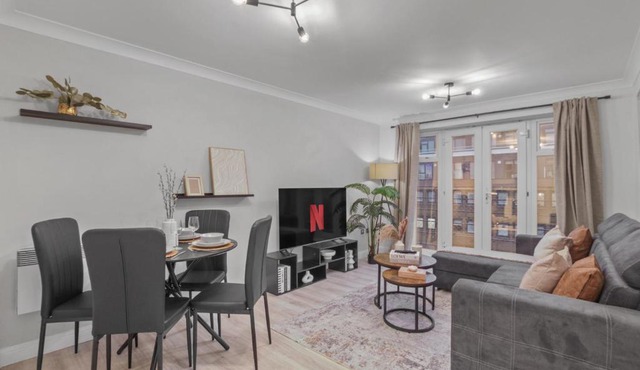 Modern 2 Bed Apartment, Secure Parking, Central